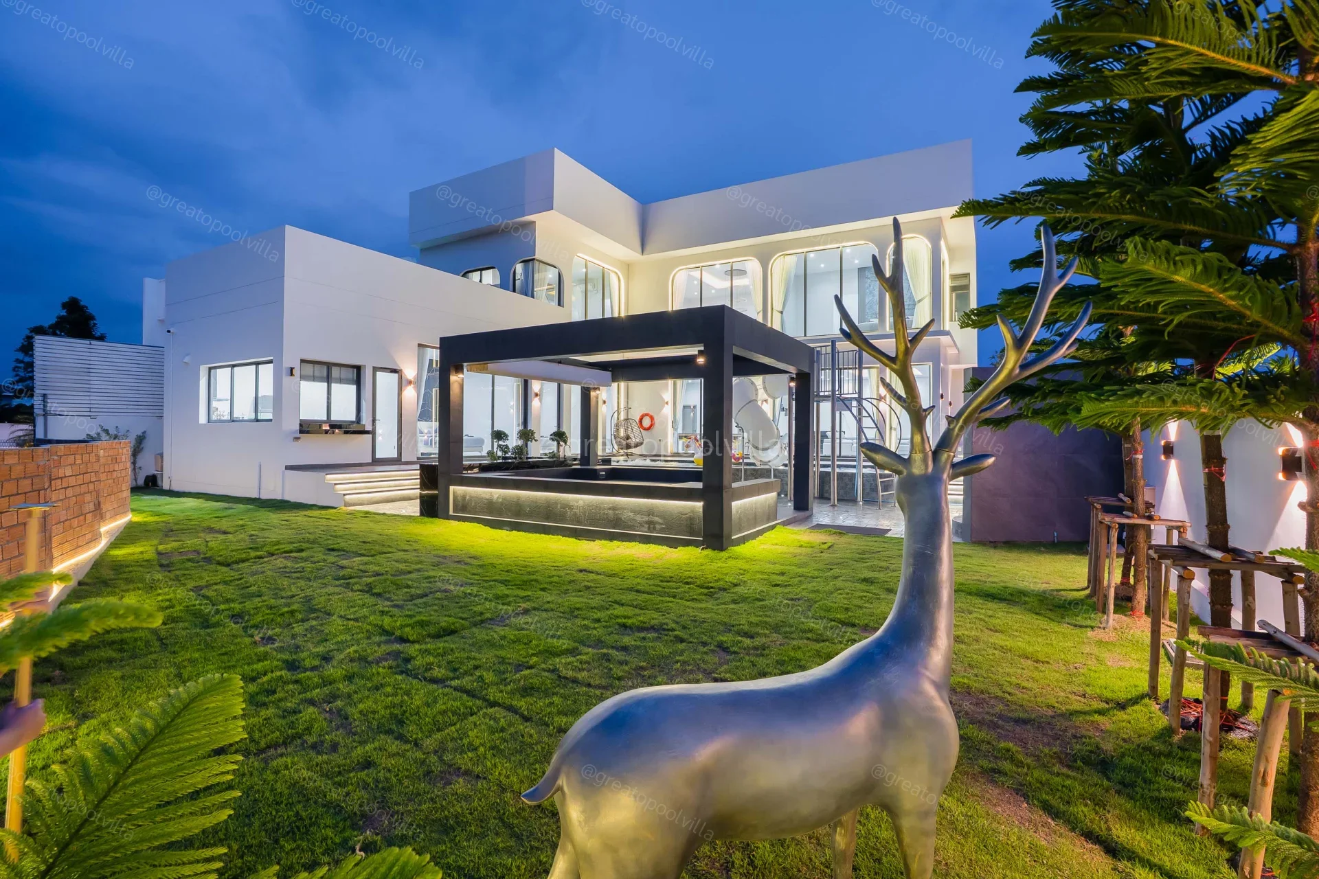 เช่าพูลวิลล่าเขาใหญ่ GREATO PRIVATE POOL VILLA พูลวิลล่าสระส่วนตัว ปากช่อง ใกล้เขาใหญ่ — สระว่ายน้ำและตัววิลล่าทันสมัย
